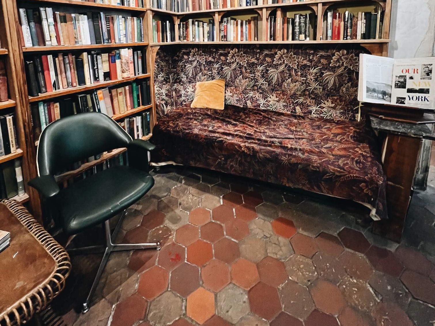 interno libreria Shakespeare and Company - divano