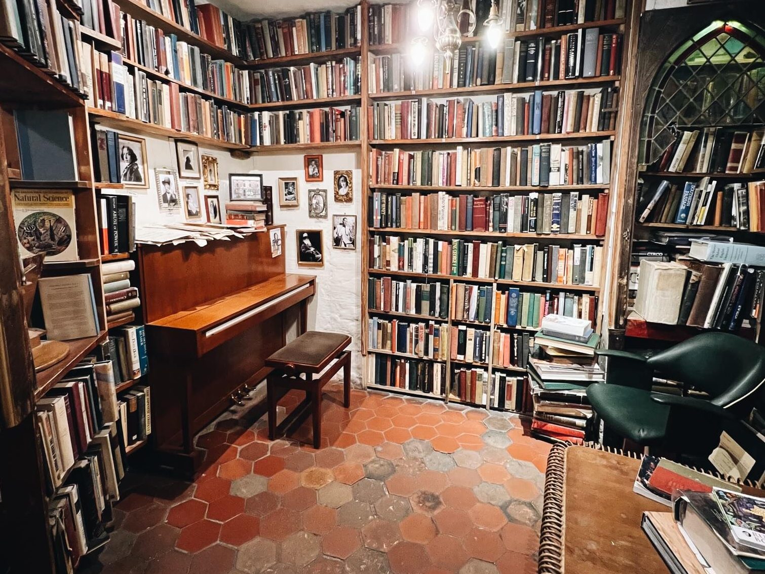 interno libreria Shakespeare and Company - pianoforte