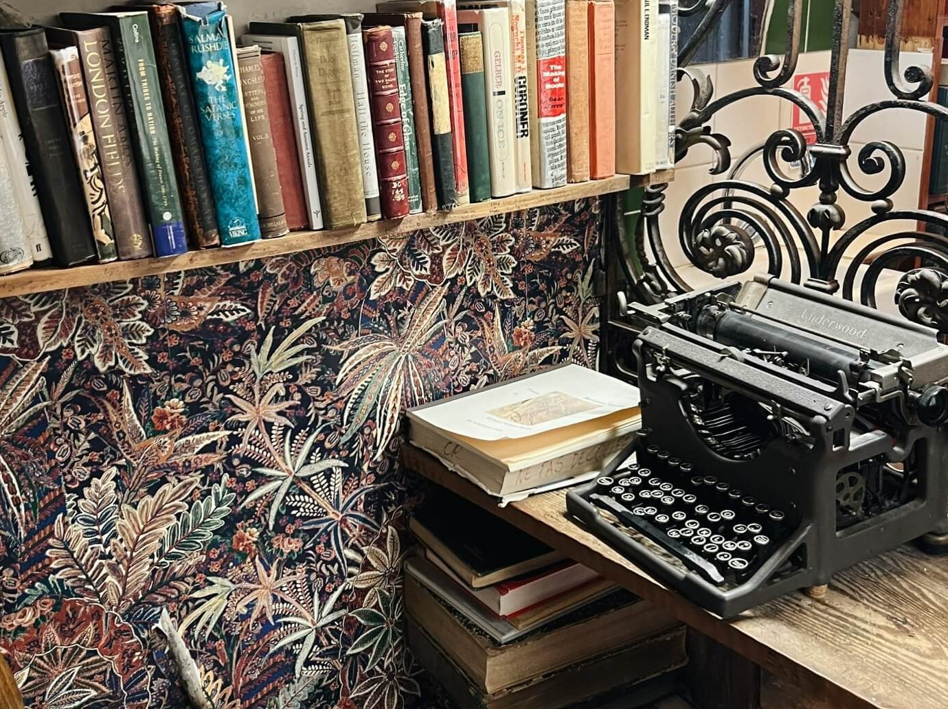 interno libreria Shakespeare and Company - macchina da scrivere